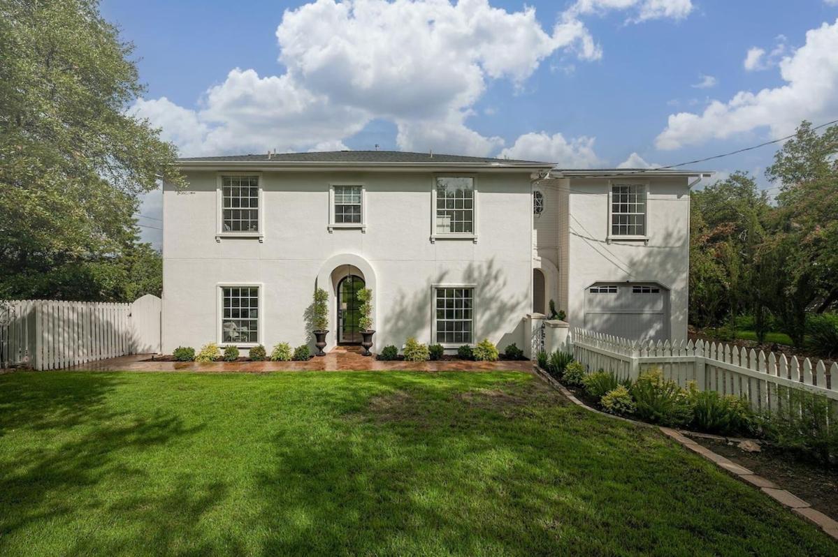 Chateau Lake Austin Exterior photo